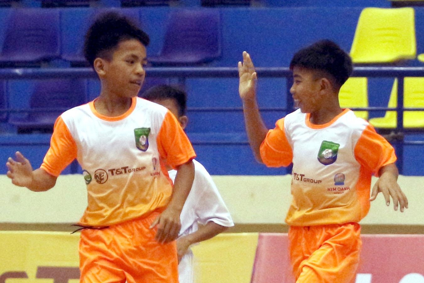 Dam bao an toan cua giai bong da danh cho tre em co hoan canh dac biet hinh anh