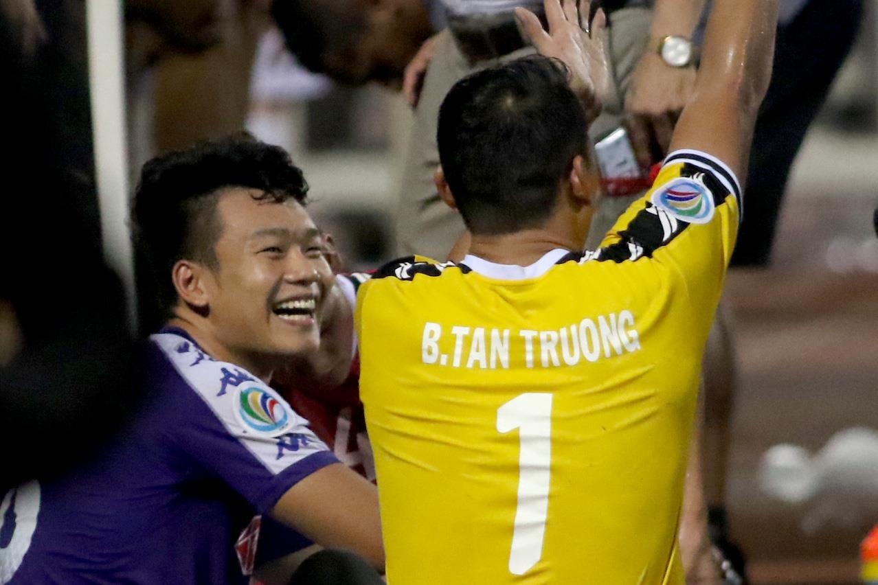 Trung ve Ha Noi cuoi tuoi khi Tan Truong thanh minh ve ban thua hinh anh