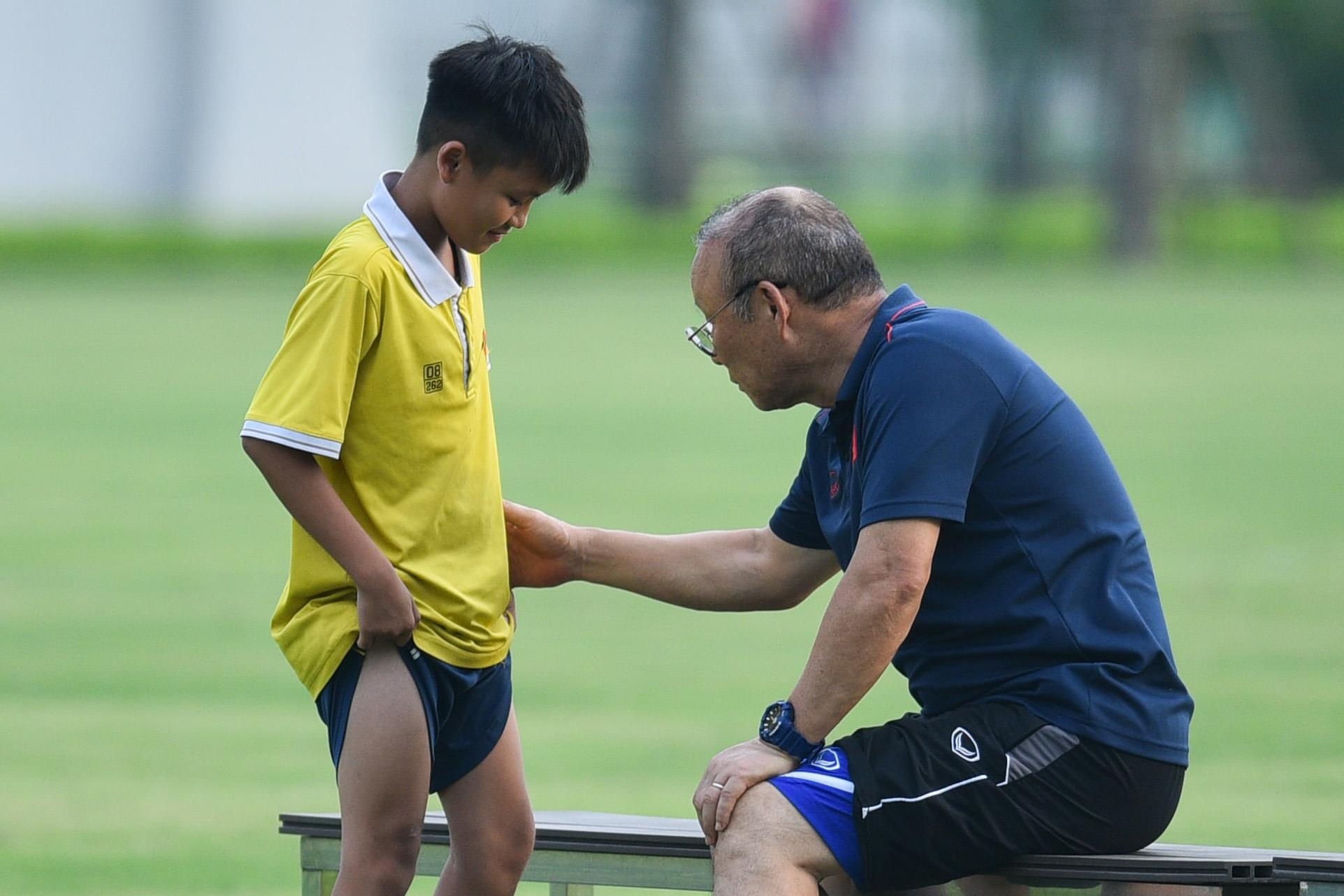 Thay Park 'xem gio' cau thu nhi giua buoi tap cua U23 Viet Nam hinh anh