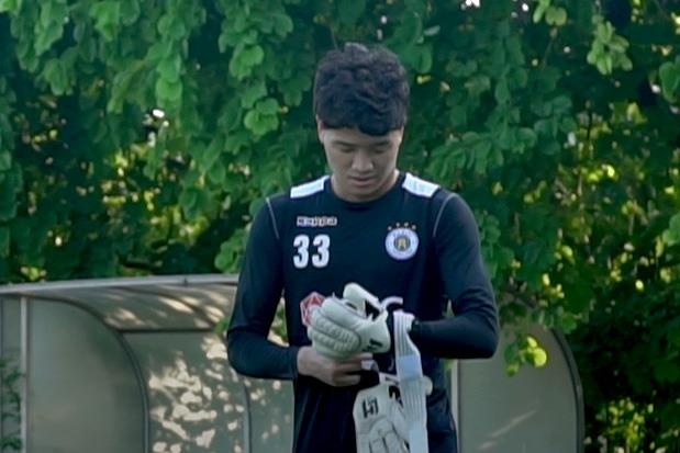 Phi Minh Long 'du bi' cho Bui Tien Dung o buoi tap cua doi Ha Noi hinh anh