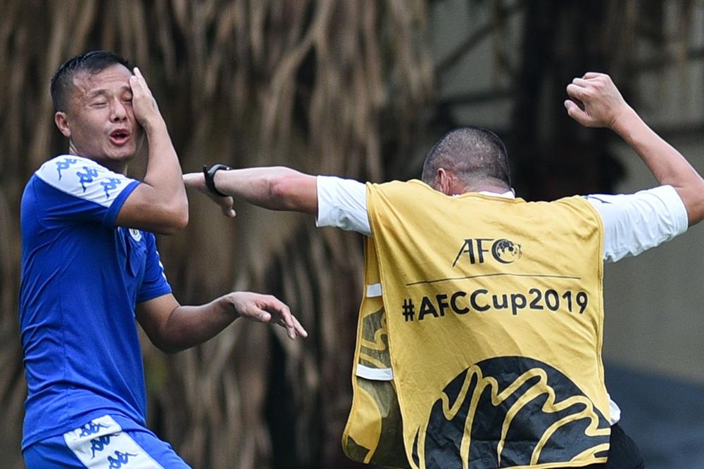 HLV Chu Dinh Nghiem 'danh nguoi' Thanh Luong tren san tap hinh anh