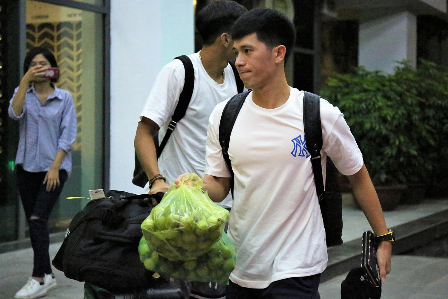 Đình Trọng, Văn Hậu mang ổi lên tập trung ĐTVN ảnh 1 Dinh Trong, Van Hau mang oi len tap trung DTVN anh 1