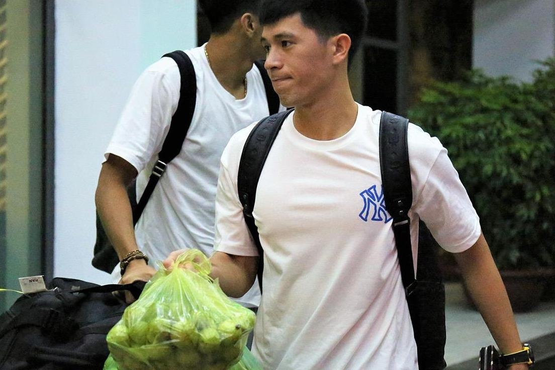 Dinh Trong xach hai tui oi hoi quan cung doi tuyen hinh anh