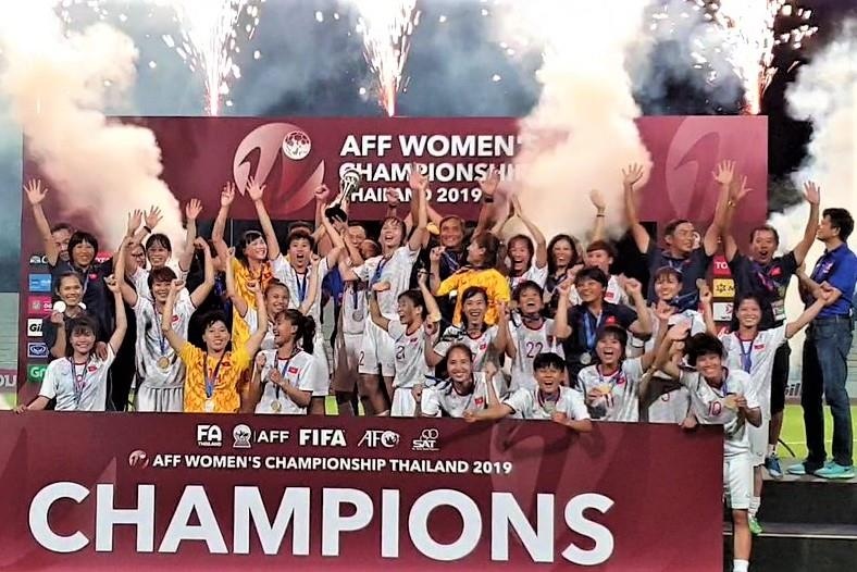 Khoanh khac tuyen nu Viet Nam dang quang AFF Cup hinh anh