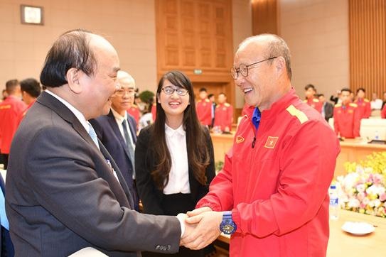 Thu tuong Nguyen Xuan Phuc goi dien dong vien doi tuyen Viet Nam hinh anh