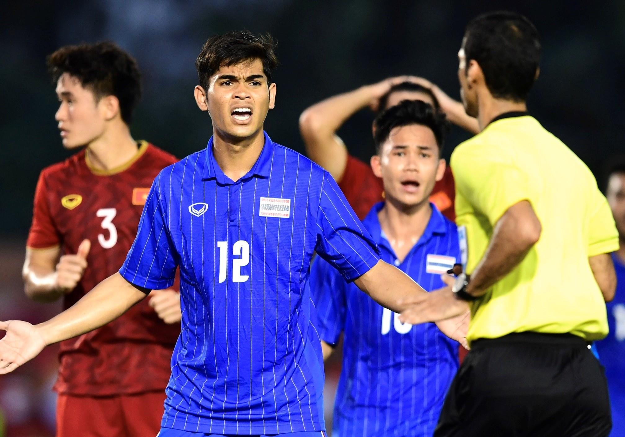 'Trong tai co ly khi thoi penalty voi cau thu U22 Thai Lan' hinh anh