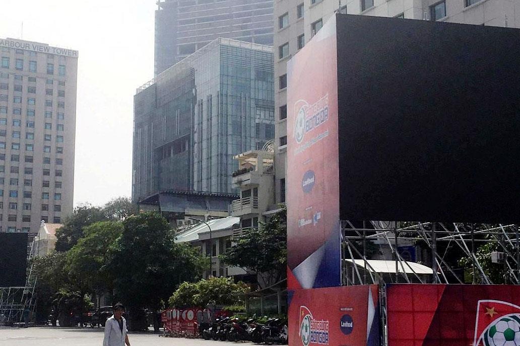 Dung chieu tran Viet Nam gap Thai Lan tren pho Nguyen Hue vi ban quyen hinh anh