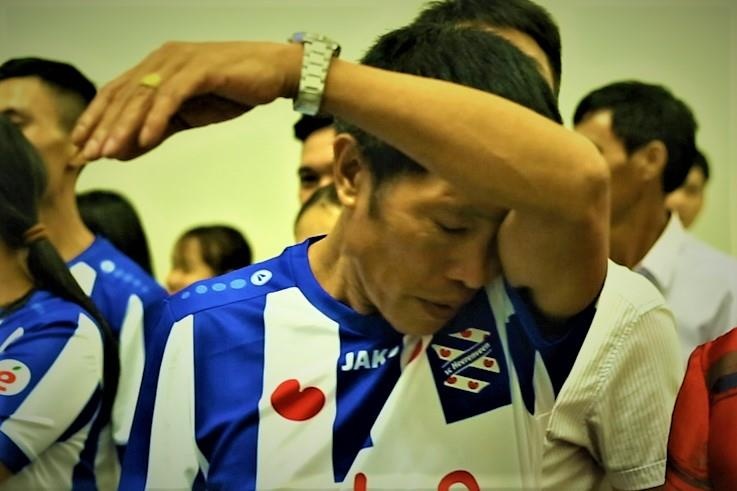 Bo Van Hau khoc khi tien con trai sang Ha Lan hinh anh