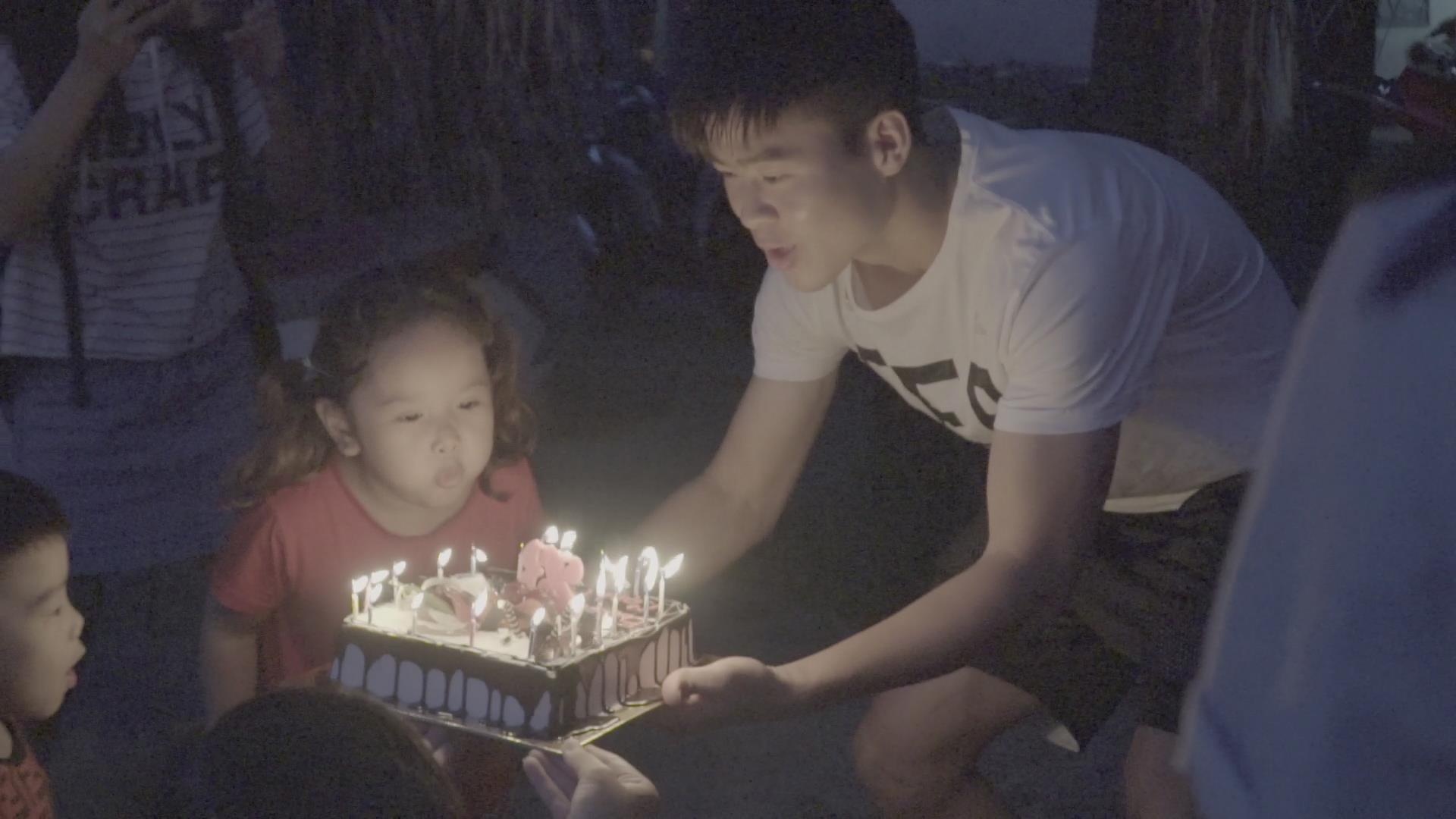 Duy Manh duoc fan to chuc sinh nhat som hinh anh