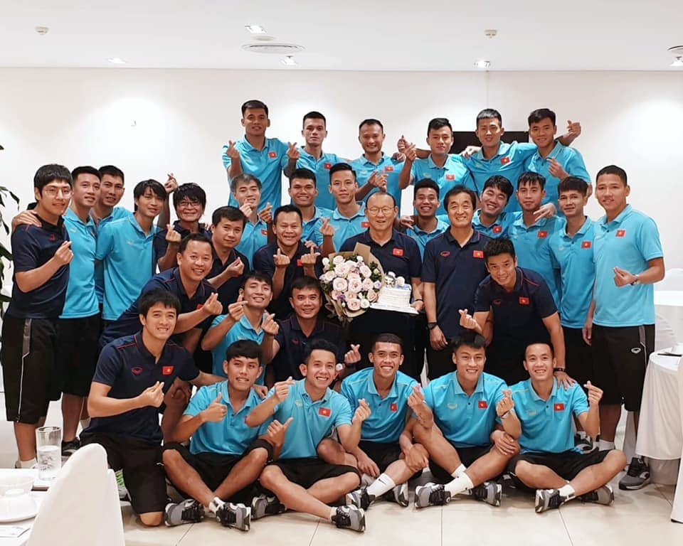 Xuân Trường tươi tắn mừng sinh nhật bố Park ảnh 1 Xuan Truong tuoi tan mung sinh nhat bo Park anh 1