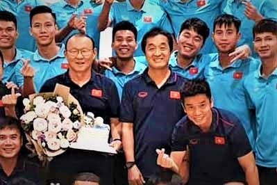 Xuan Truong cuoi tuoi mung sinh nhat HLV Park hinh anh