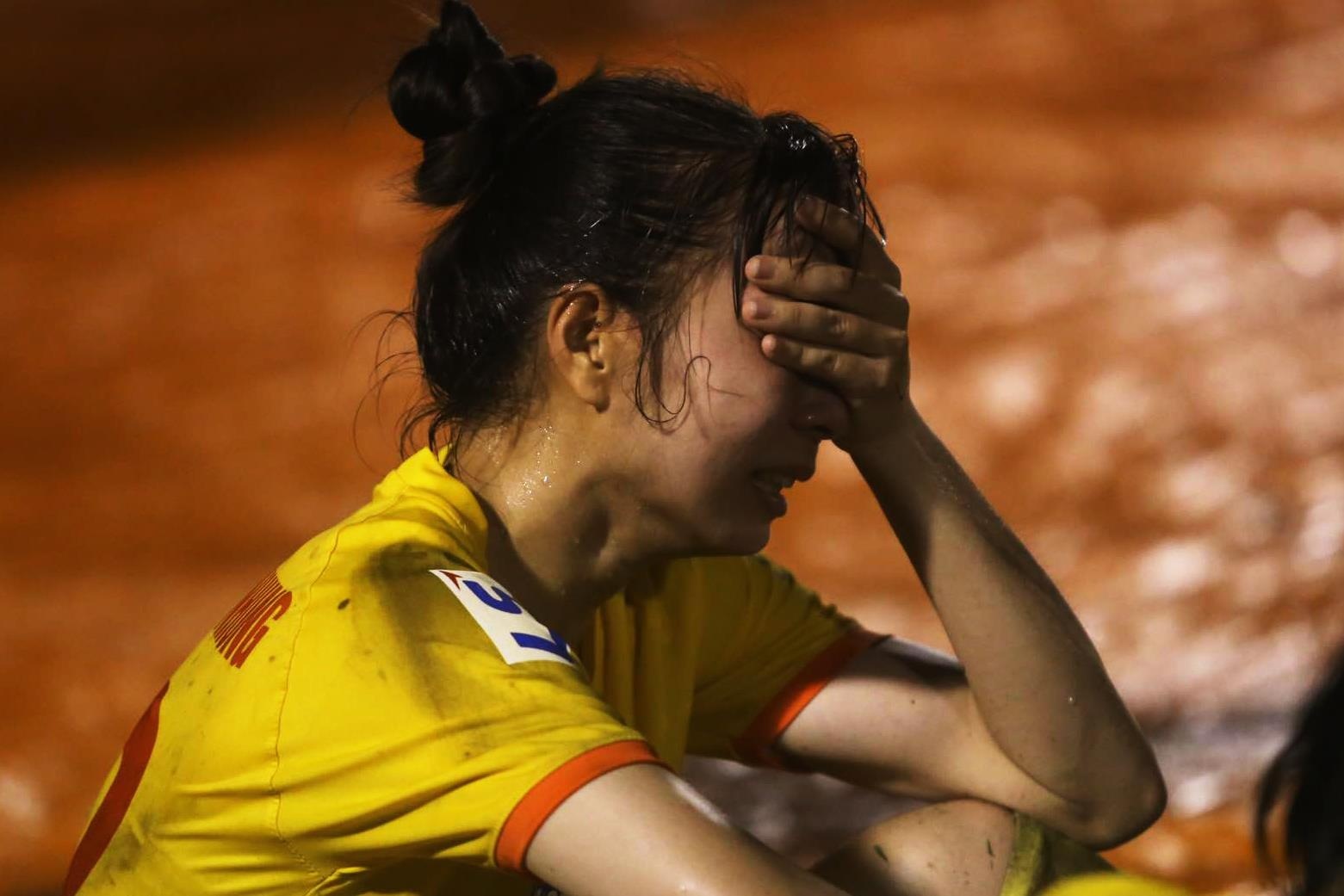 Tuyen thu nu bat khoc khi doi nha tuot huy chuong hinh anh