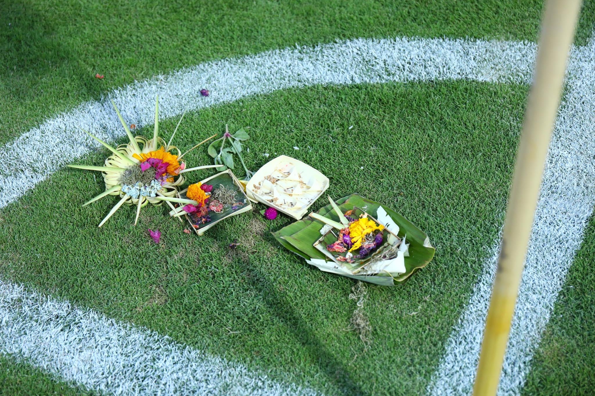 Nguoi Indonesia lam le cung truoc tran gap Viet Nam hinh anh