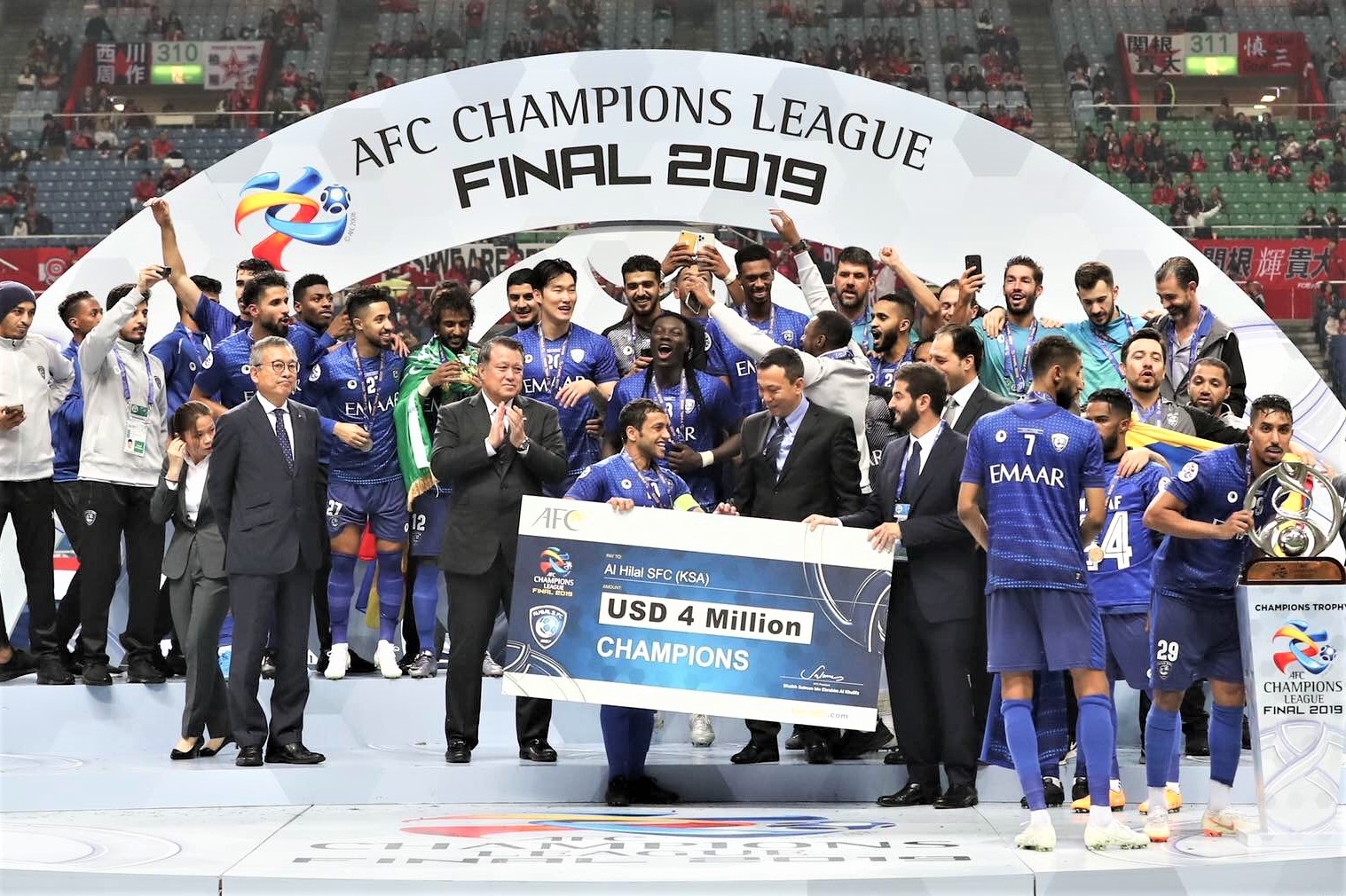 Nguoi Viet dau tien trao giai AFC Champions League anh 1