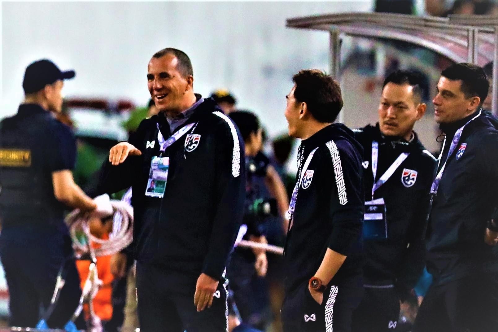 VFF kien nghi AFC vu thay Park bi khieu khich hinh anh
