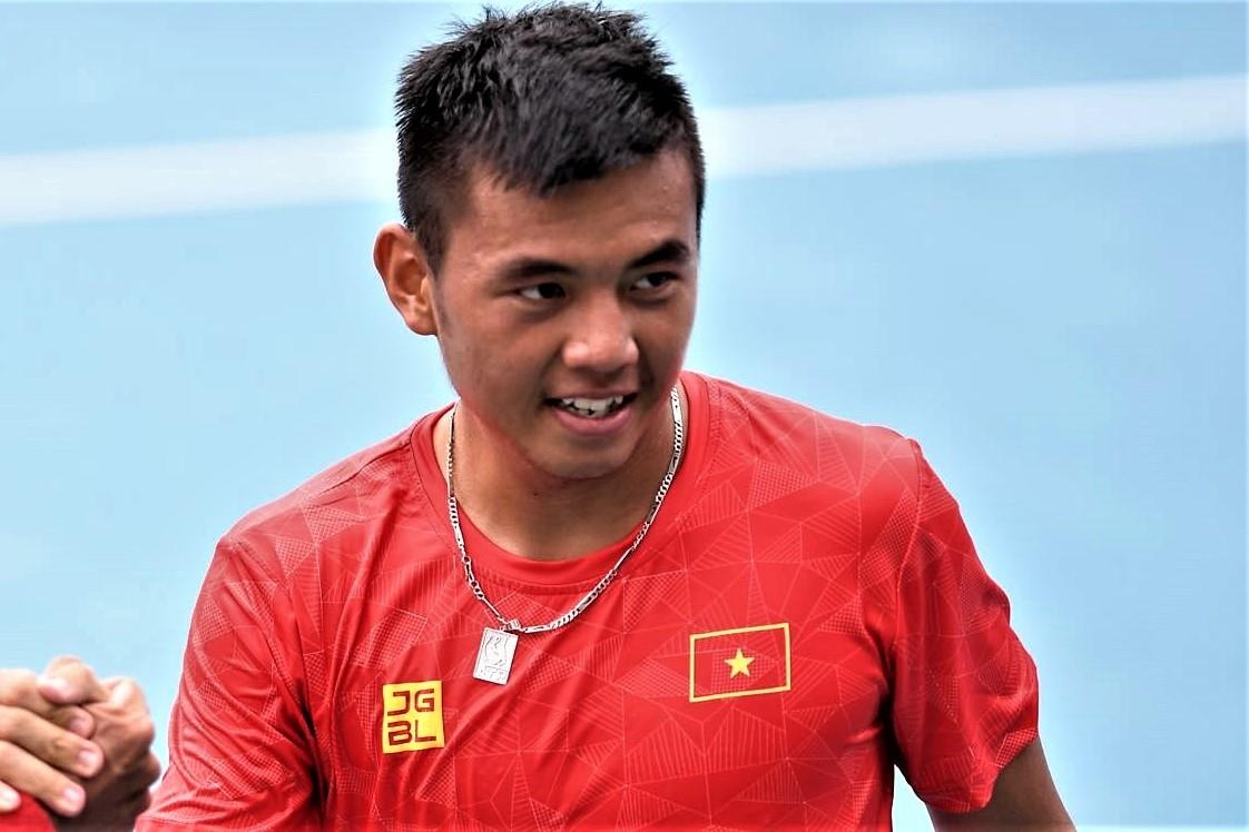 Mua bao khien tuyen tennis Viet Nam ve phong sau 4 tieng cho doi hinh anh