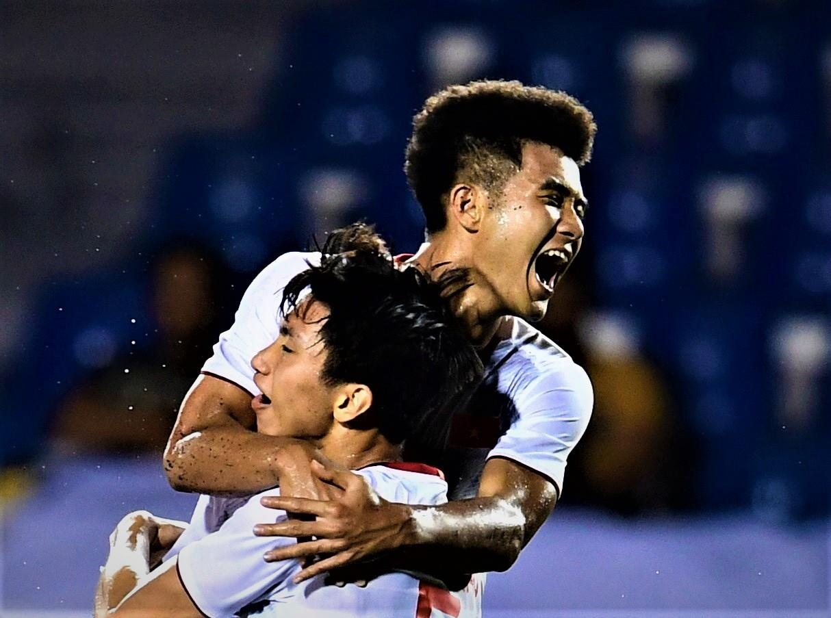 Duc Chinh bi yeu cau thu doping sau tran gap U22 Singapore hinh anh