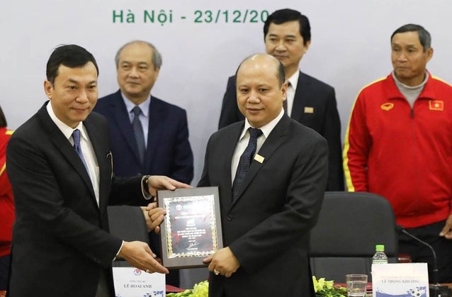 Bong da nu Viet Nam nhan 100 ty tien tai tro hinh anh