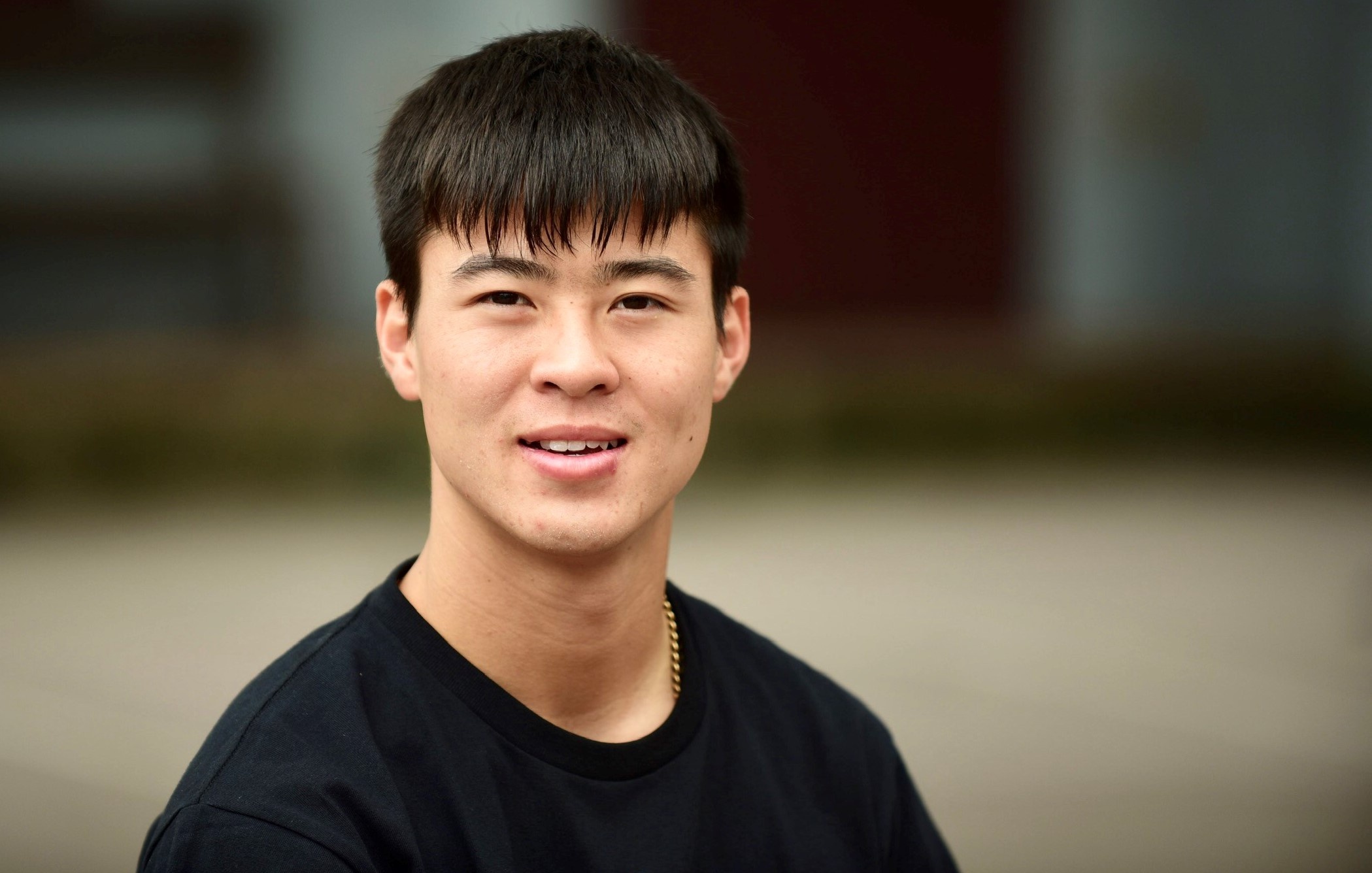 Duy Manh: 'Su nghiep quan trong, nhung ai cung phai cuoi vo' hinh anh