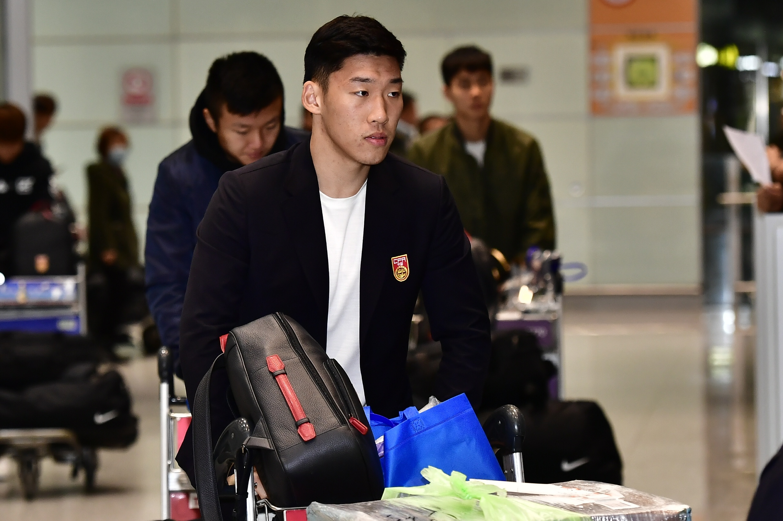 Cau thu Trung Quoc bi cam ve nha vi virus corona hinh anh