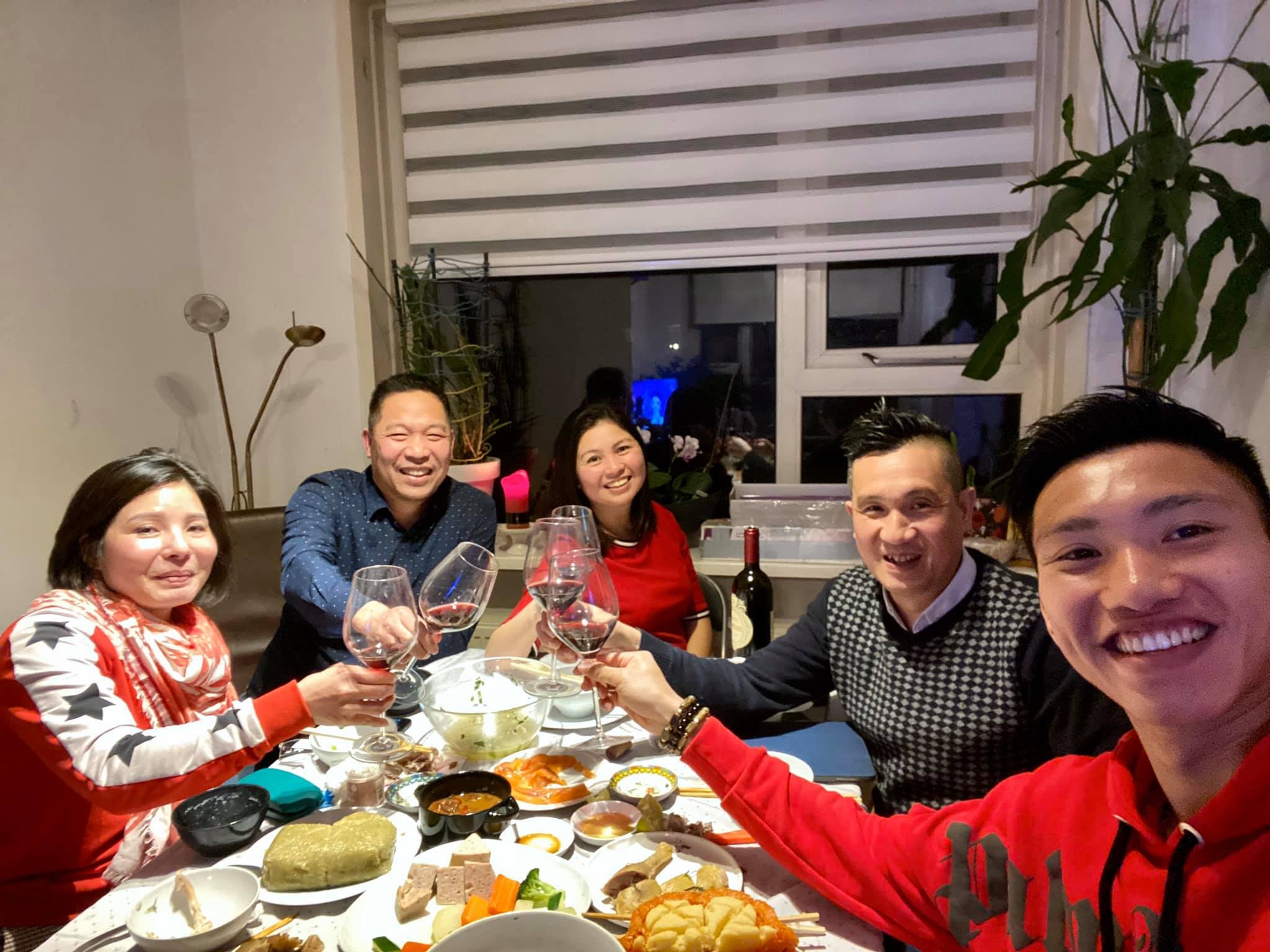 Van Hau thuong thuc banh chung dip Tet o Ha Lan hinh anh