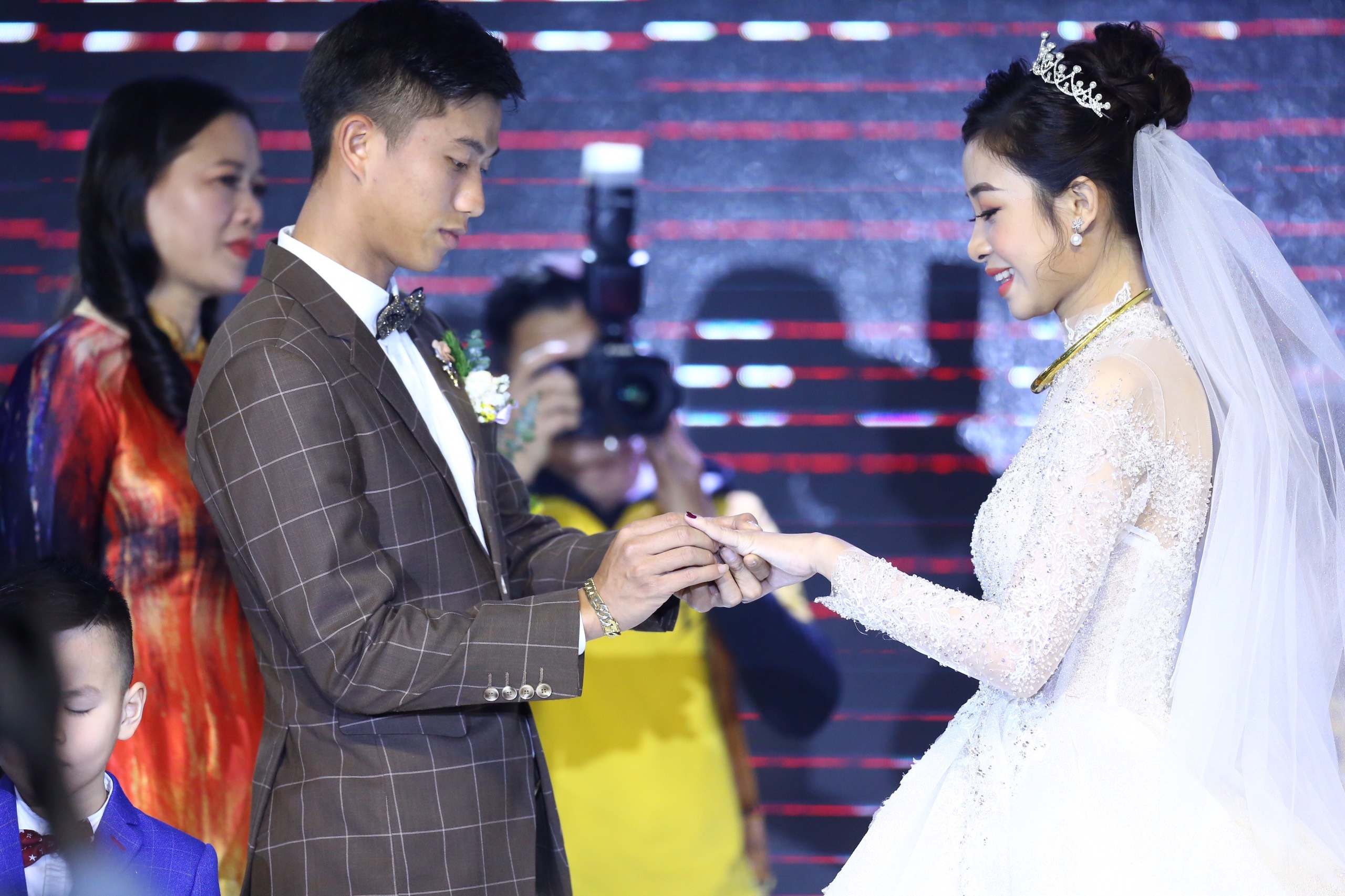 Khoanh khac trao nhan cuoi cua Van Duc - Nhat Linh hinh anh