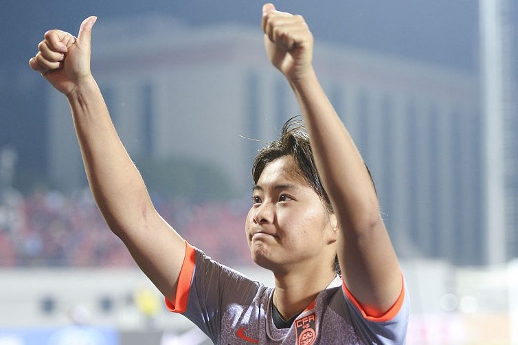 Nu cau thu Trung Quoc quyen gop mot nam luong chong dich virus corona hinh anh