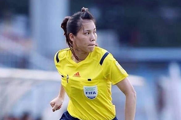 Nu tro ly lo co hoi di vao lich su bong da noi hinh anh