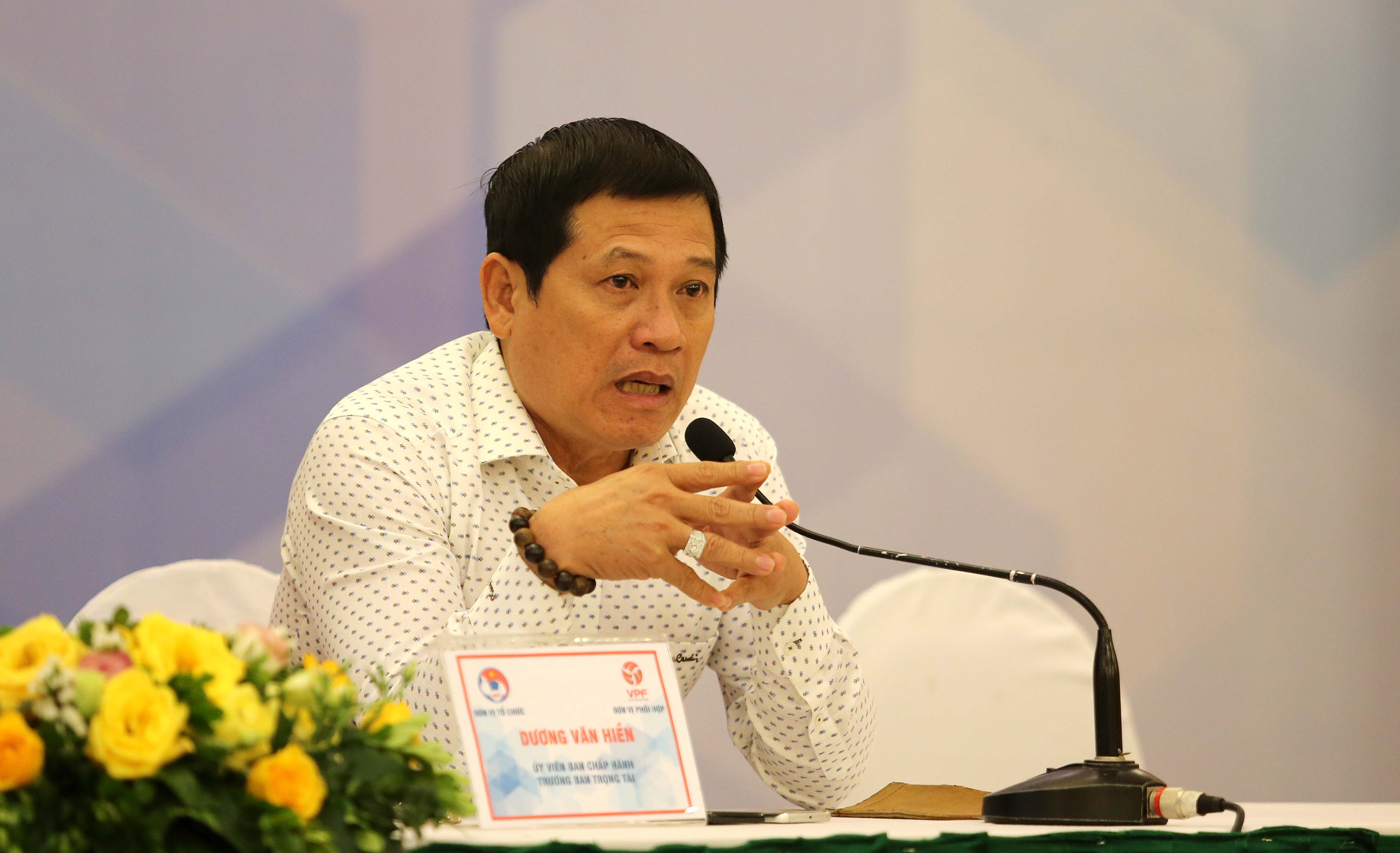 Ban trong tai tam tu vi cau thu khong chiu hoc luat hinh anh