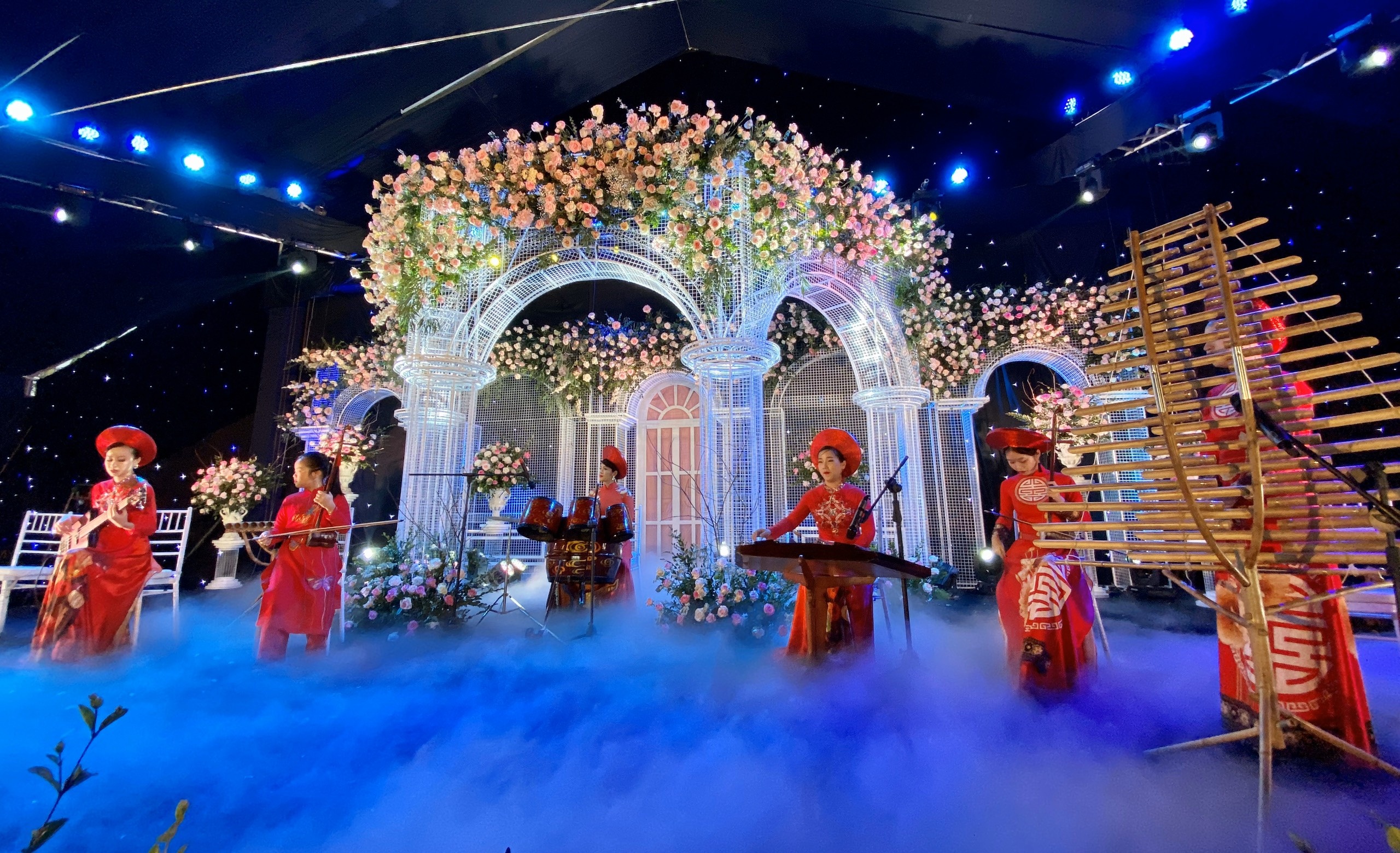 Gia dinh Duy Manh thue dan nhac dan toc phuc vu dam cuoi hinh anh