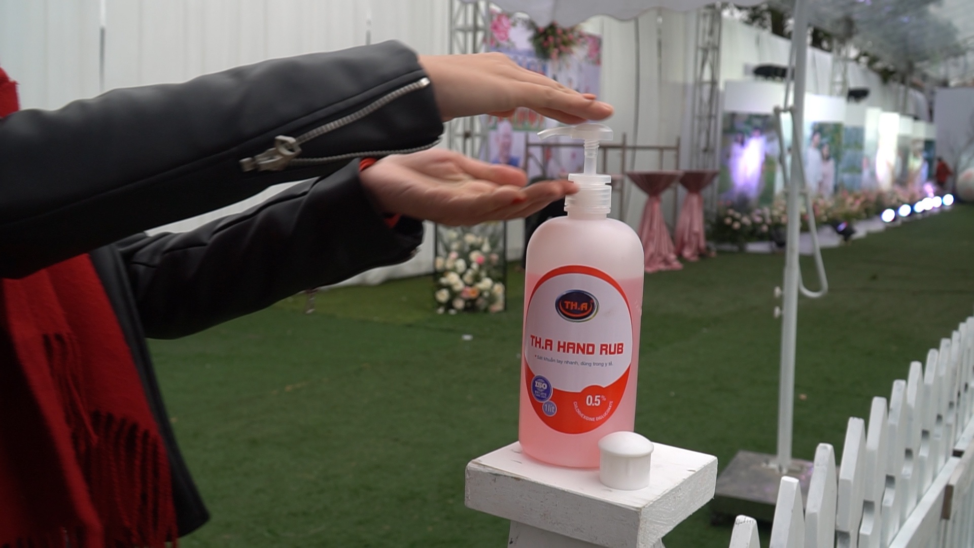 Gia dinh Duy Manh chuan bi nuoc rua tay khu trung o dam cuoi hinh anh