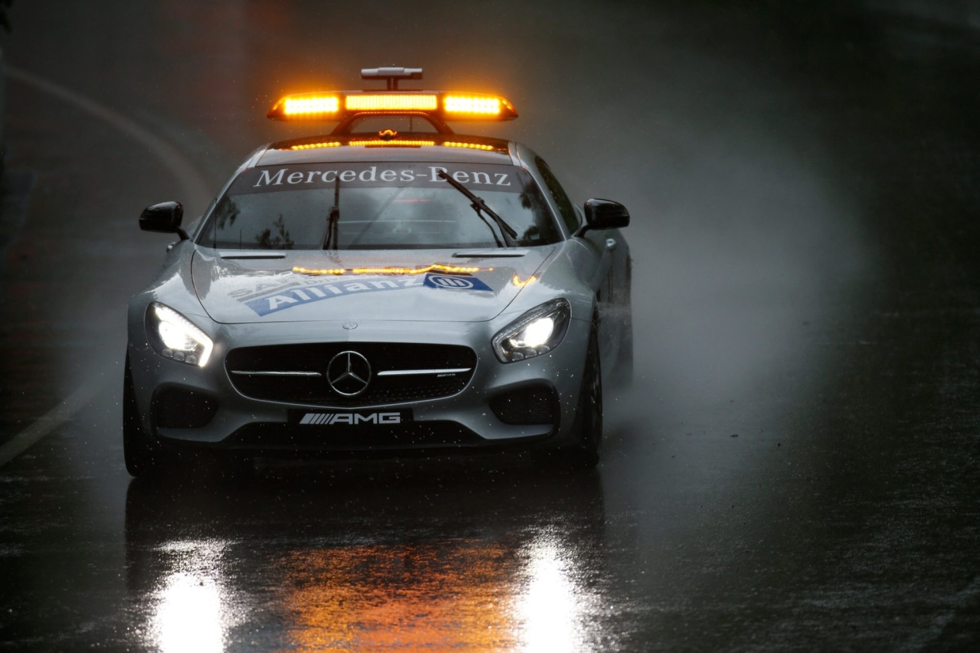 Xe an toan va nhung truong hop khan cap tren duong dua F1 hinh anh