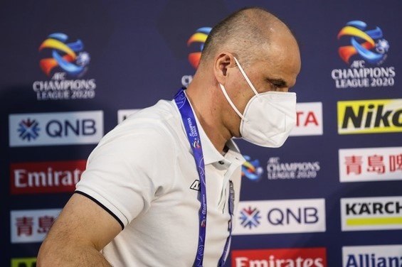 Bong da chau A lao dao vi Covid-19 hinh anh