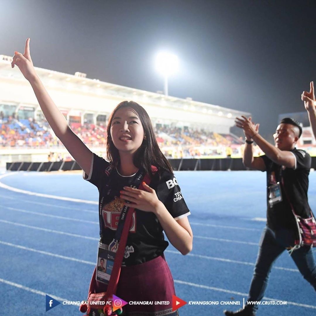 Nu chu tich xinh dep bi doi sa thai anh 7