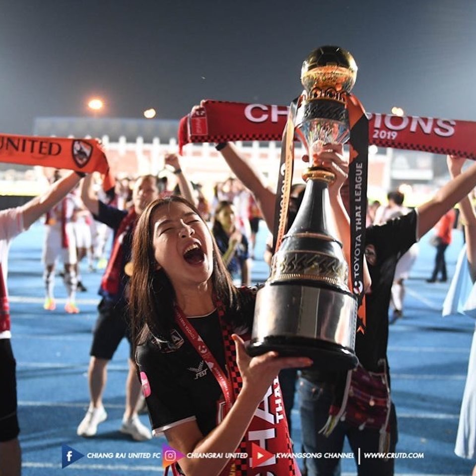 Nu chu tich xinh dep bi doi sa thai anh 5