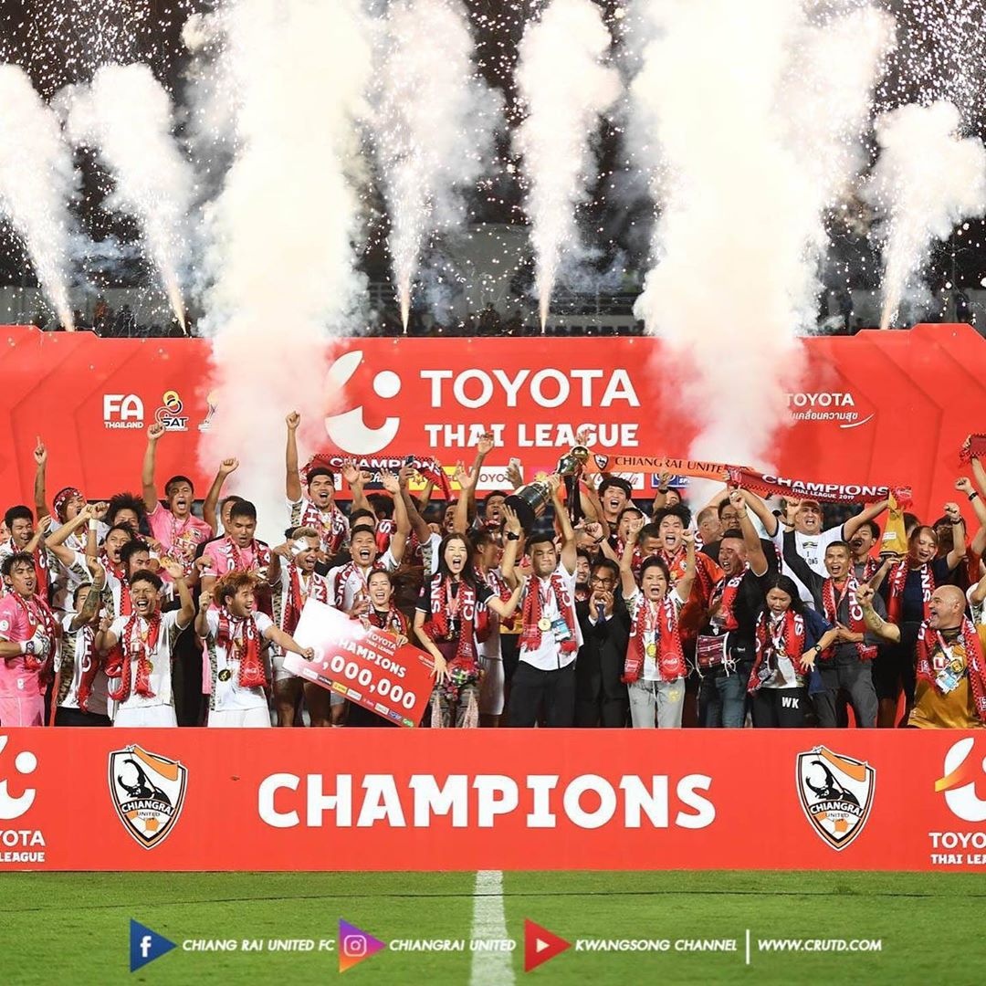 Nu chu tich xinh dep bi doi sa thai anh 3