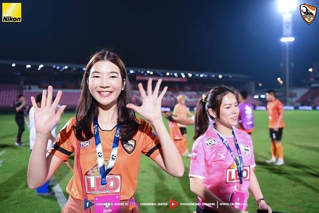 Nu chu tich xinh dep bi doi sa thai anh 4