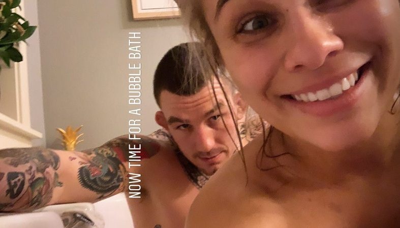 Vo si UFC dung anh trong bon tam giao luu voi fan hinh anh