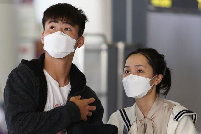 Duy Manh phai bay noi chuyen sang Singapore anh 1