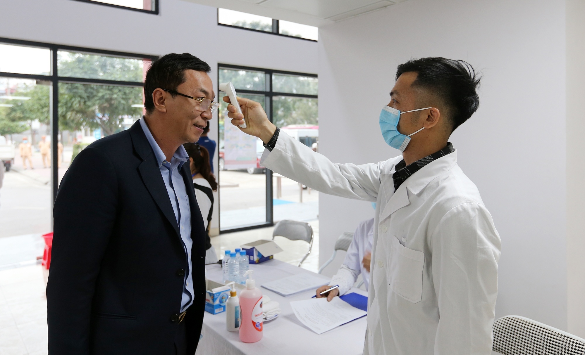 Lanh dao VFF khai bao y te, kiem tra than nhiet khi vao san Cam Pha hinh anh