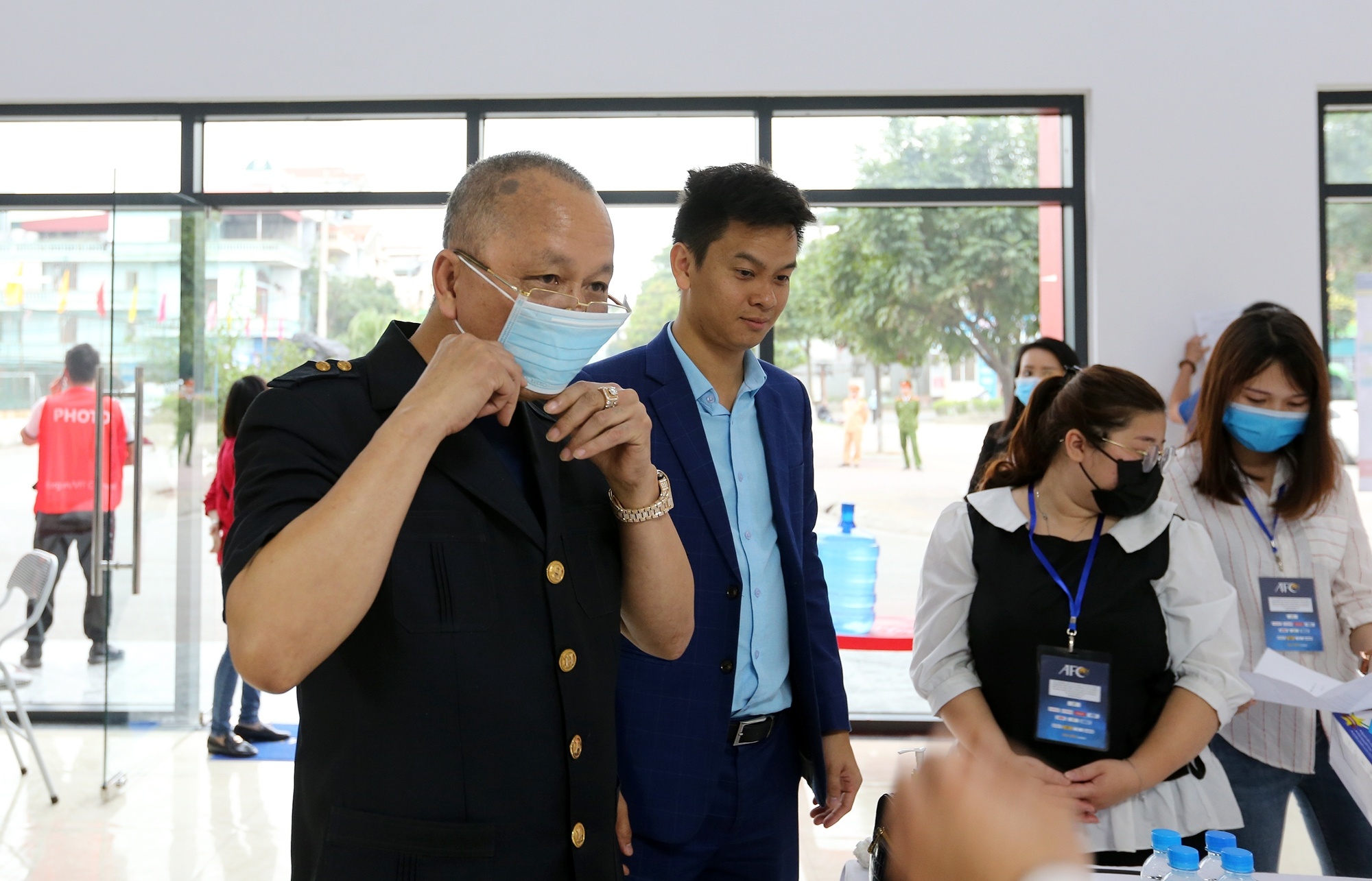 Lanh dao VFF do than nhiet khi vao san Cam Pha anh 3