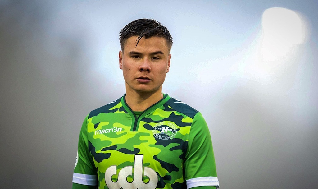 Tham gia thu thach,  cau thu Viet kieu da bung bich giay ve sinh anh 1