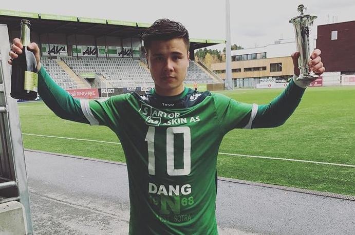 Tham gia thu thach, cau thu Viet kieu da bung bich giay ve sinh hinh anh