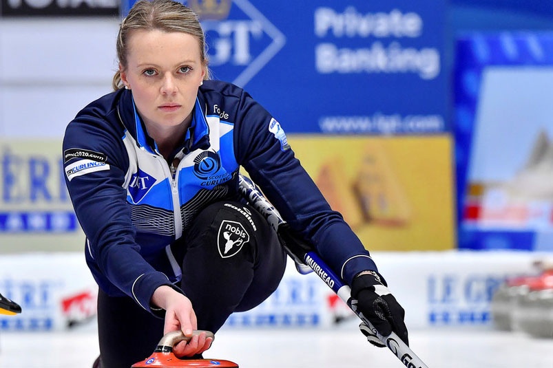 Nu VDV roi san dau de chong dich Covid-19 hinh anh