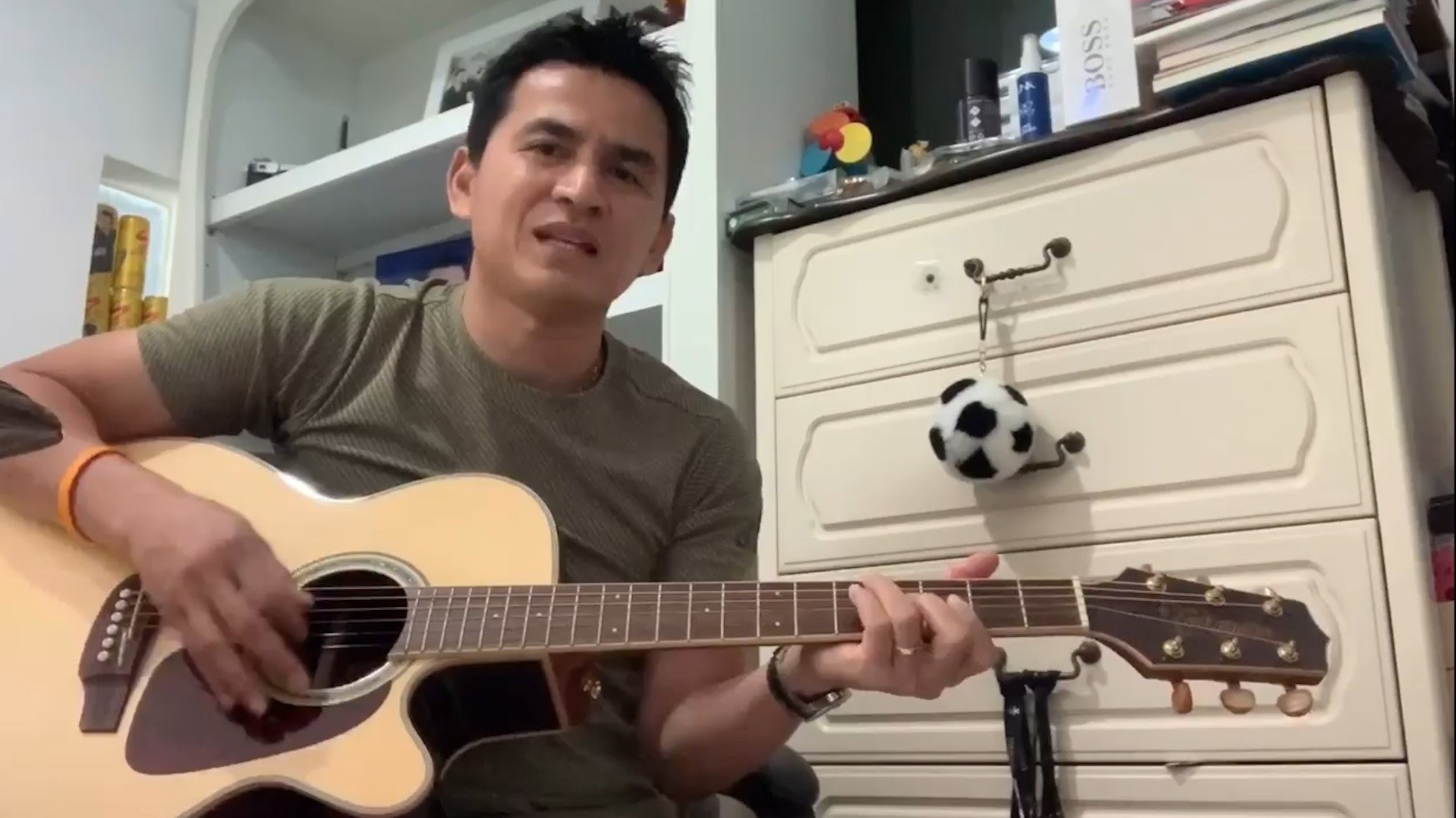 Kiatisak hat 'Nhu co Bac trong ngay vui dai thang' hinh anh