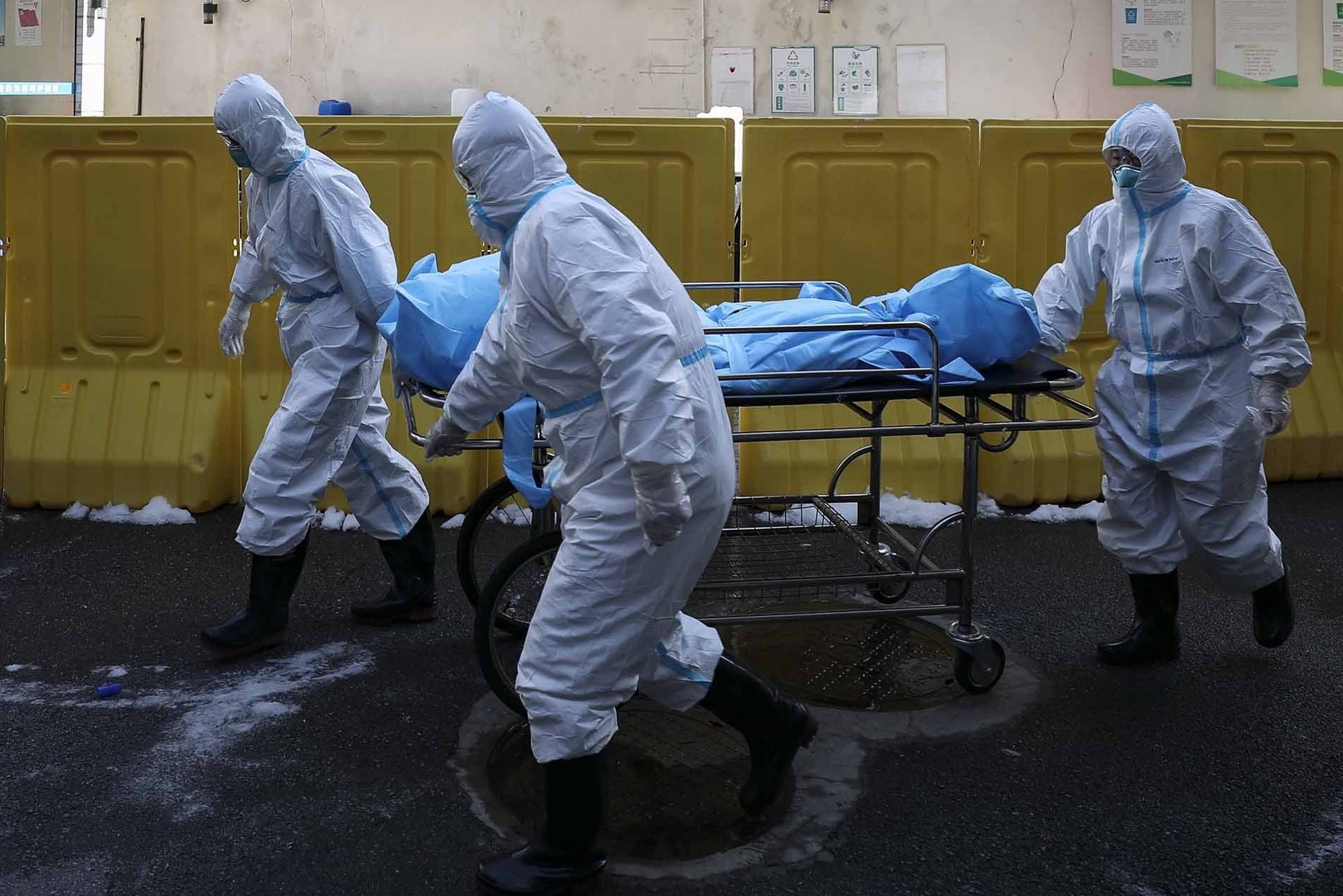 Cau thu nghiep du chet tren san bong o Vu Han hinh anh