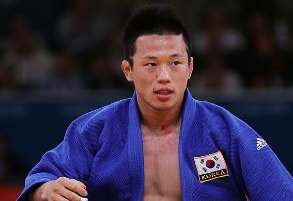 Cuu vo si vo dich the gioi bi bat vi xam hai tre vi thanh nien hinh anh