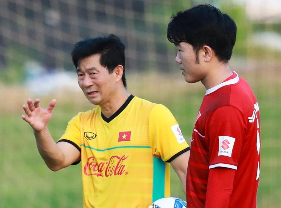 Cuu tro ly HLV Park noi ve tam nhin o bong da Viet Nam hinh anh