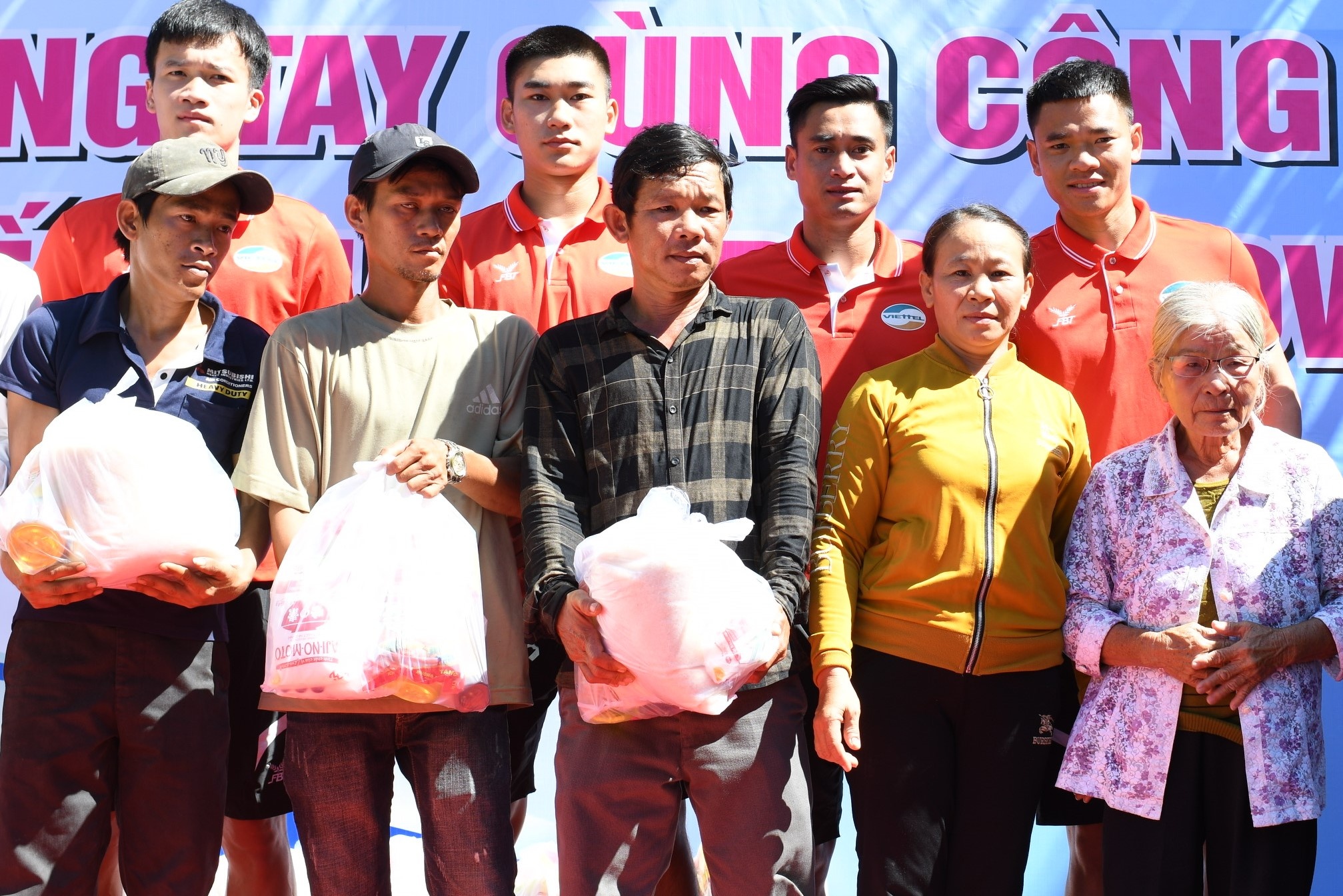 CLB Viettel ho tro nguoi ngheo sau khi di tiep o Cup quoc gia anh 1