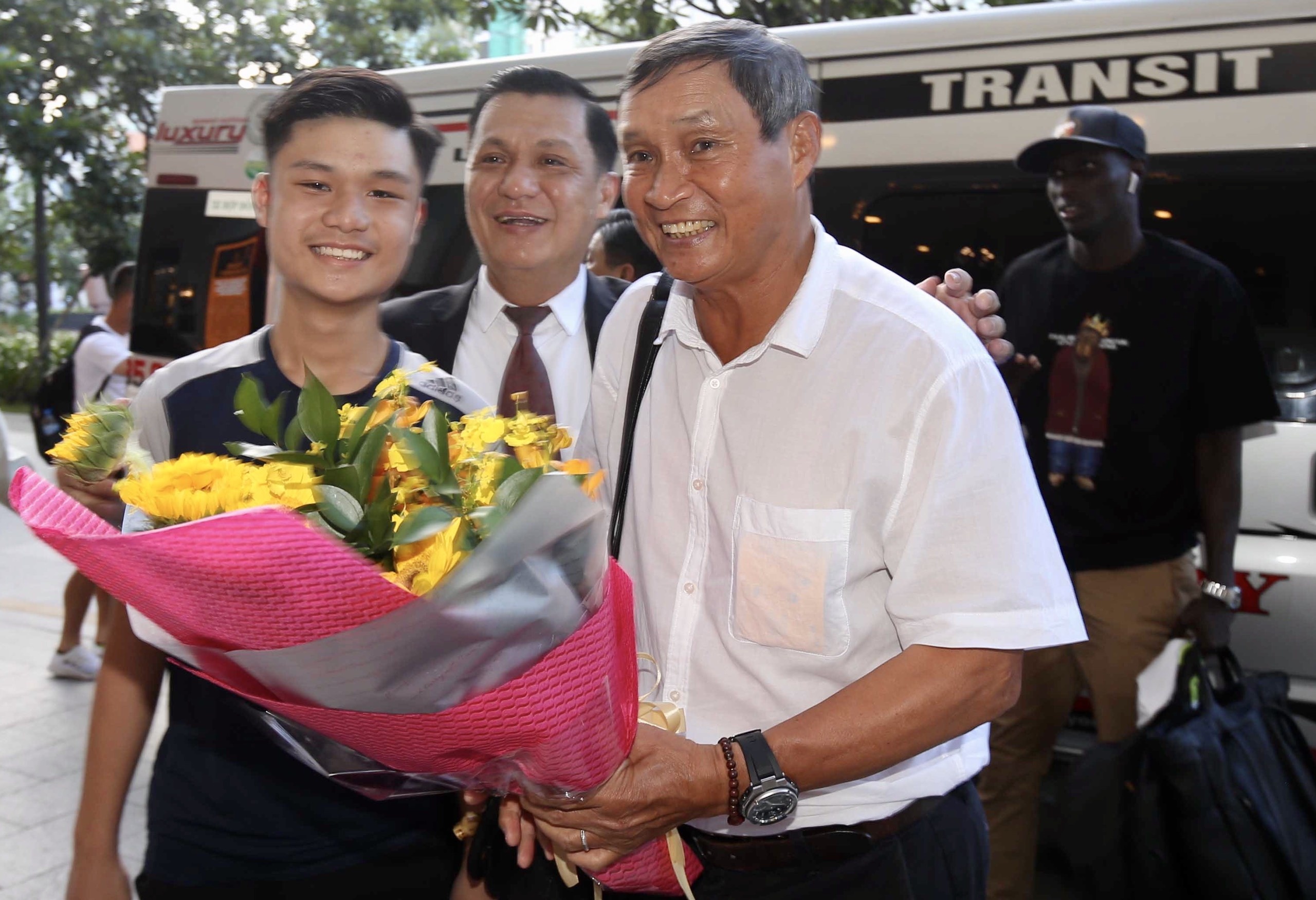 Huynh Anh rang ro ben Quang Hai tai le trao giai Qua bong vang Viet Nam 2019 anh 8